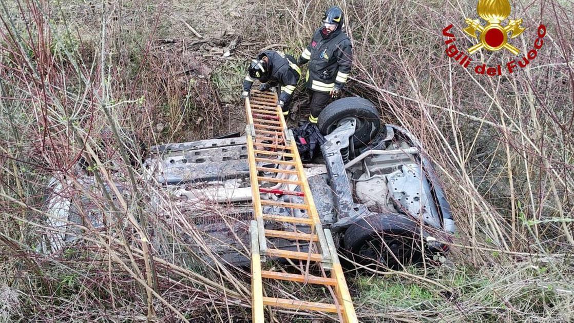 Auto ribaltata finisce nel fosso pieno d’acqua. Tre feriti, uno è molto grave