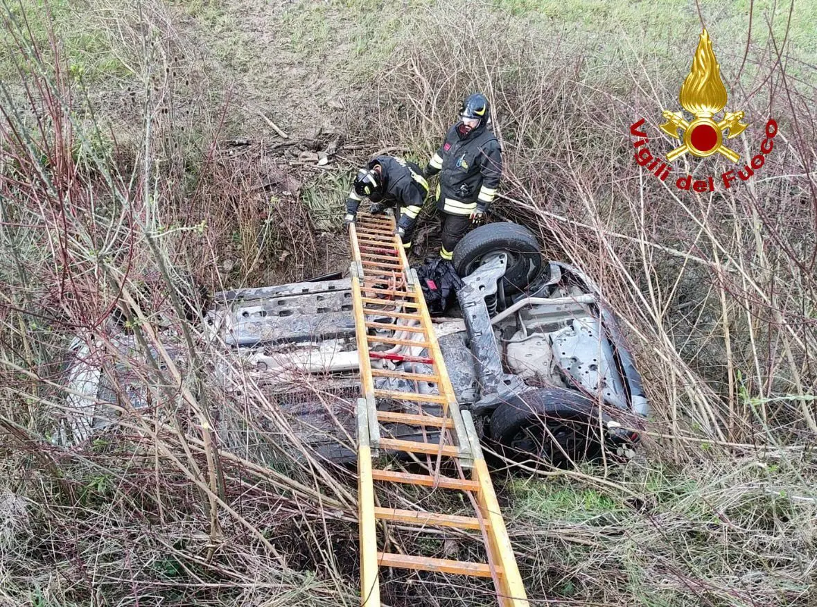 Auto ribaltata finisce nel fosso pieno d’acqua. Tre feriti, uno è molto grave