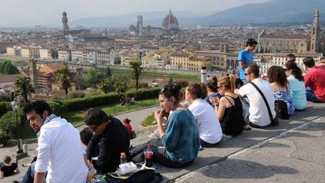 Turisti a Firenze (Foto Ansa)