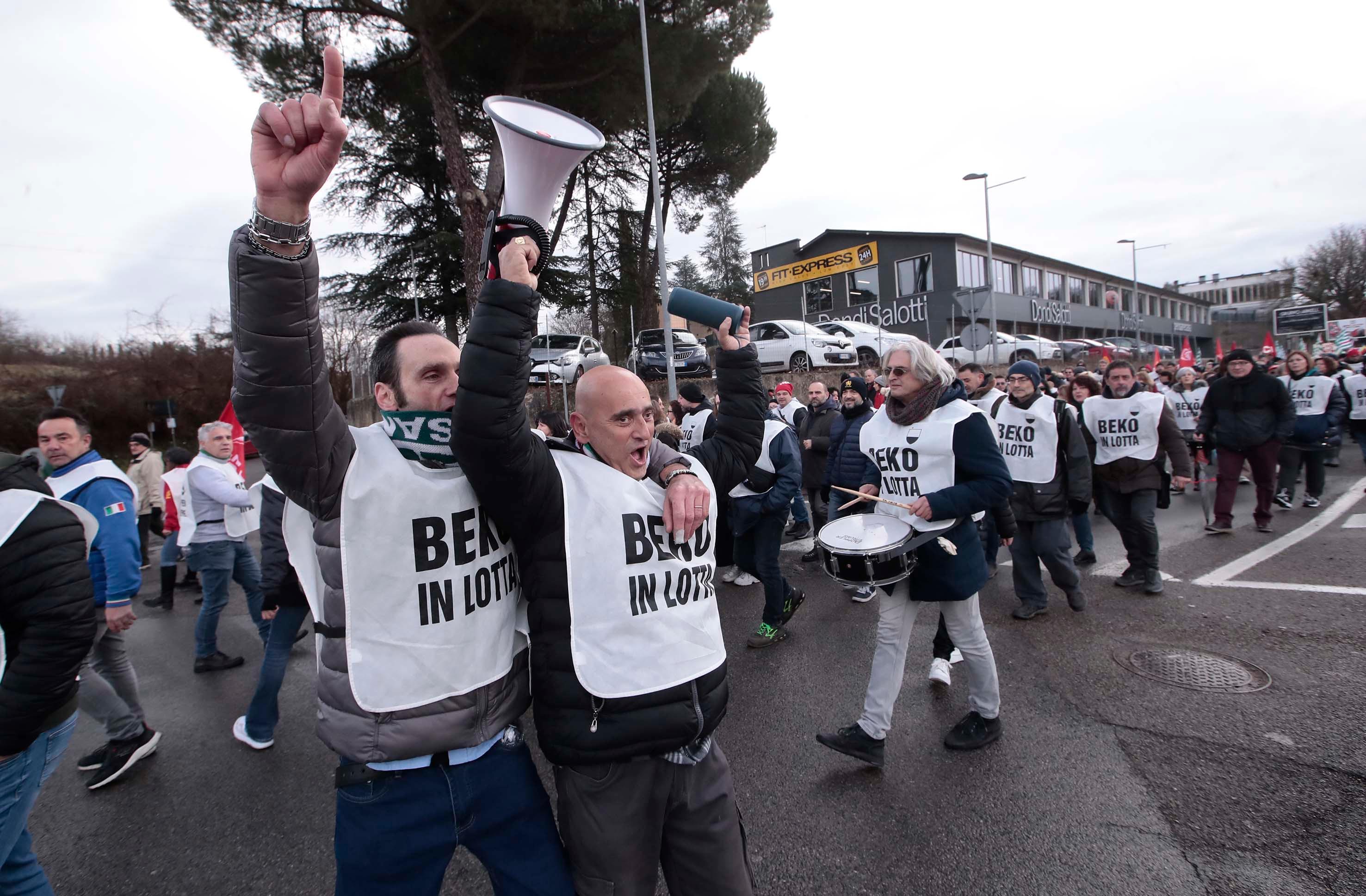 Beko, nuova manifestazione a Siena. Operai in corteo per femare lo stop alla produzione