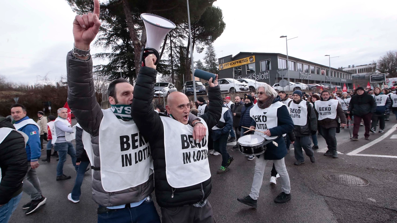 Beko, nuova manifestazione a Siena. Operai in corteo per femare lo stop alla produzione