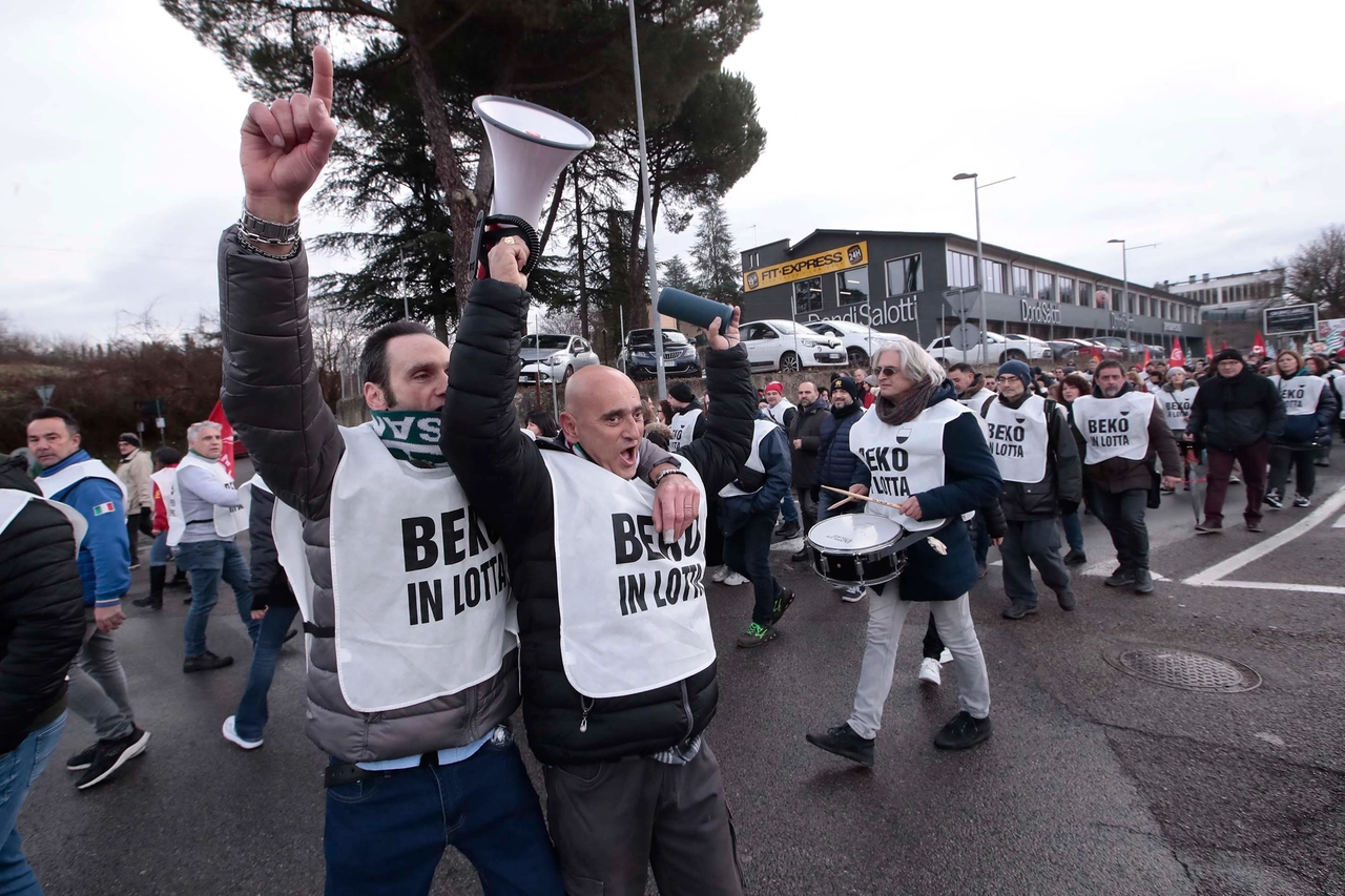 La protesta degli operai Beko (Foto Lazzeroni)