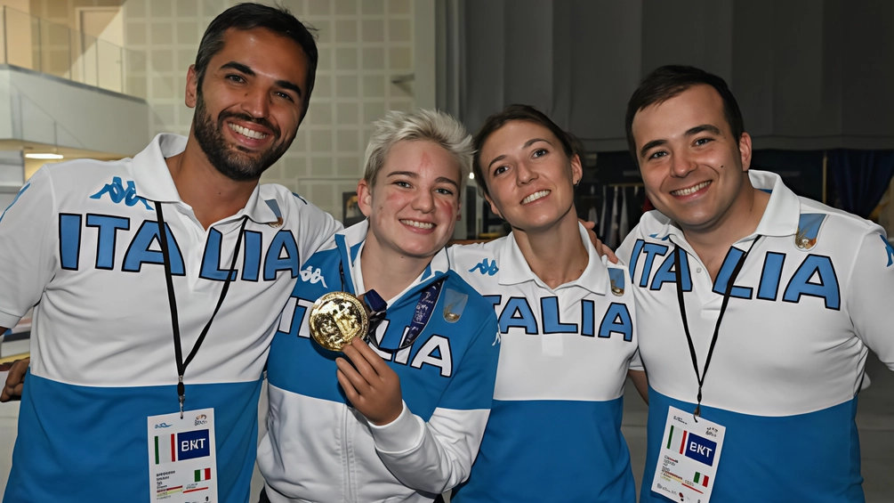 Giulia Talluri accanto alla pluricampionessa di scherma Bebe Vio dopo una delle tante medaglie conquistate in carriera