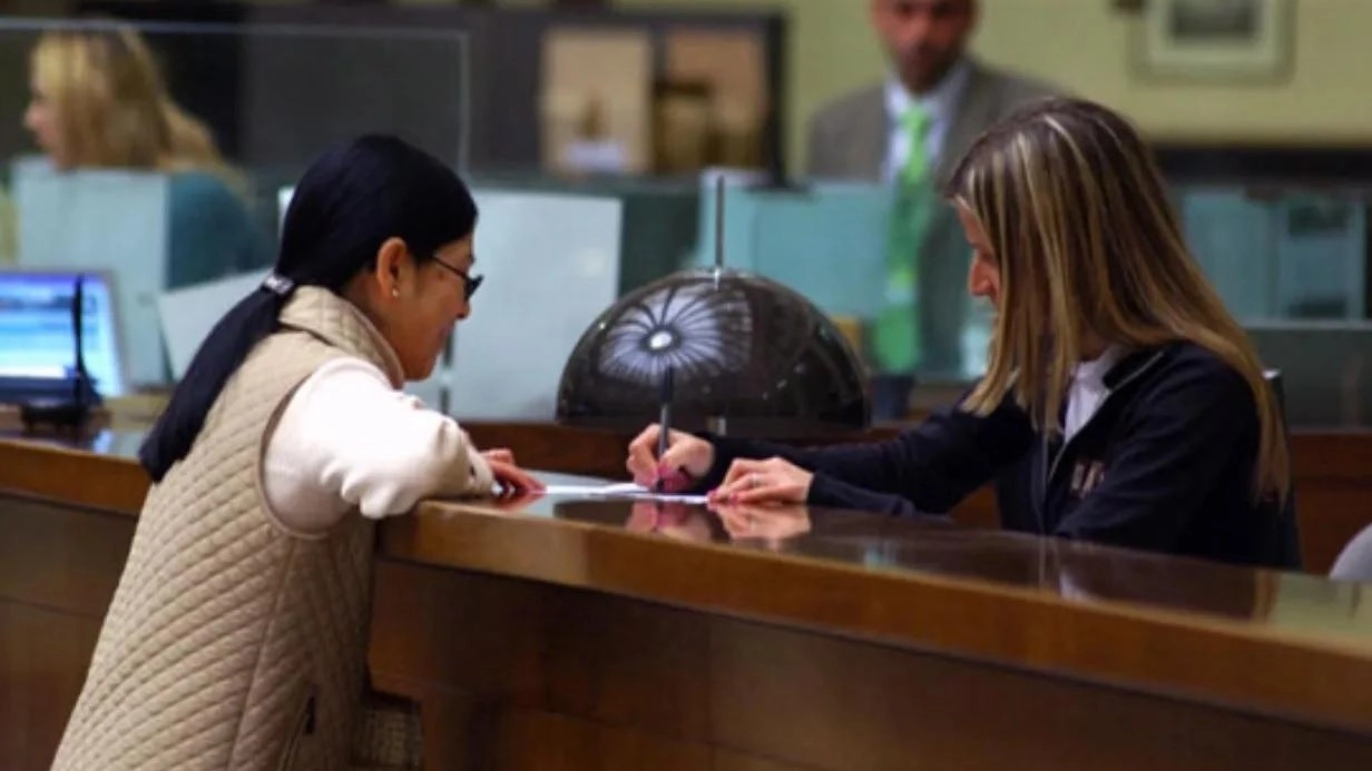 Uno sportello bancario. Ieri è stato l’ultimo giorno di apertura della filiale Banca Intesa di Mercatale che aveva circa 2mila correntisti nell’alta Valle del Bisenzio