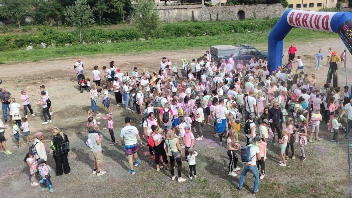 Oltre 200 a "Colorincorsa". Un tripudio di tinte e sorrisi per l’ultimo saluto all’estate