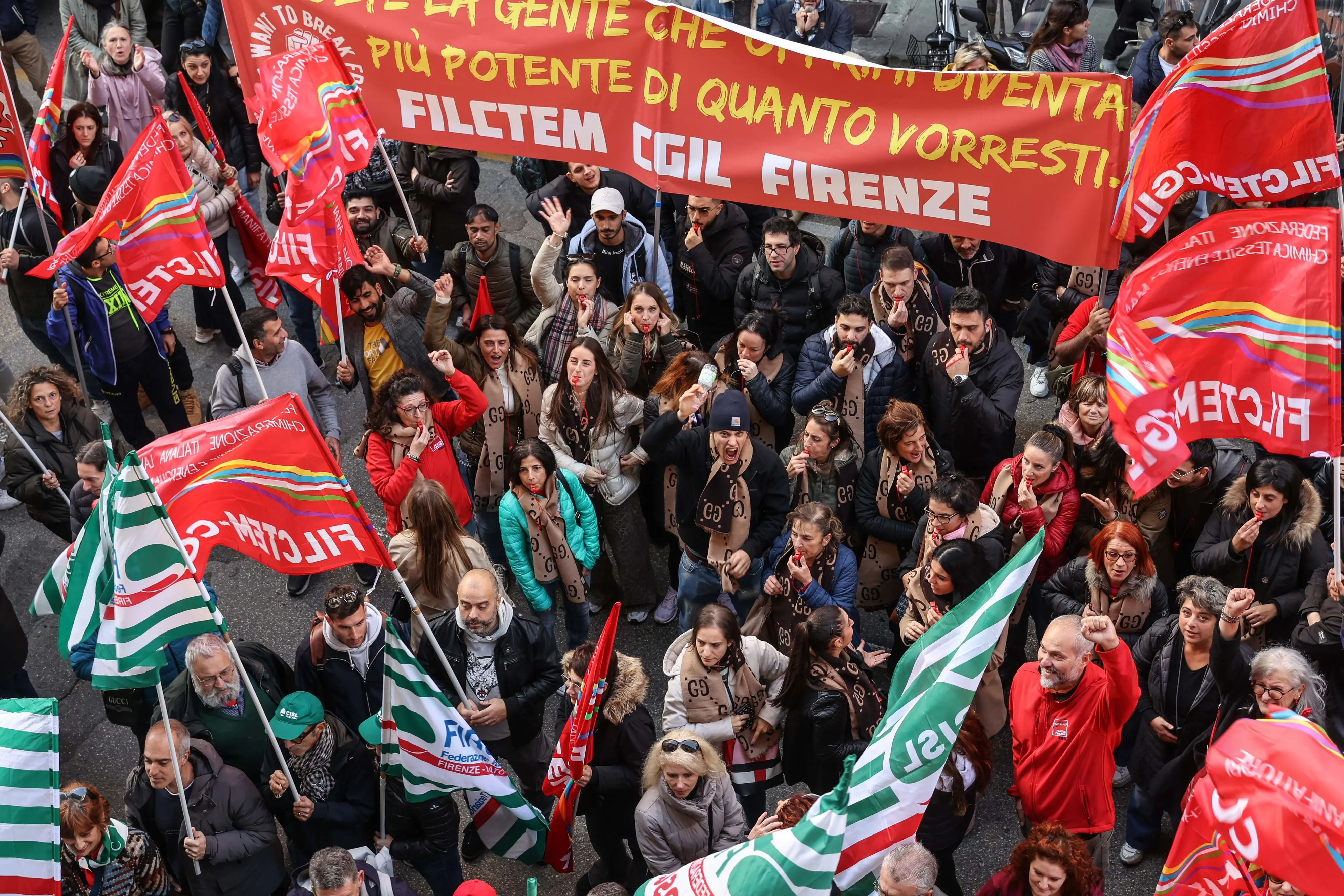 Moda, la protesta e le paure dei lavoratori: “Temiamo i licenziamenti, ci sentiamo abbandonati”