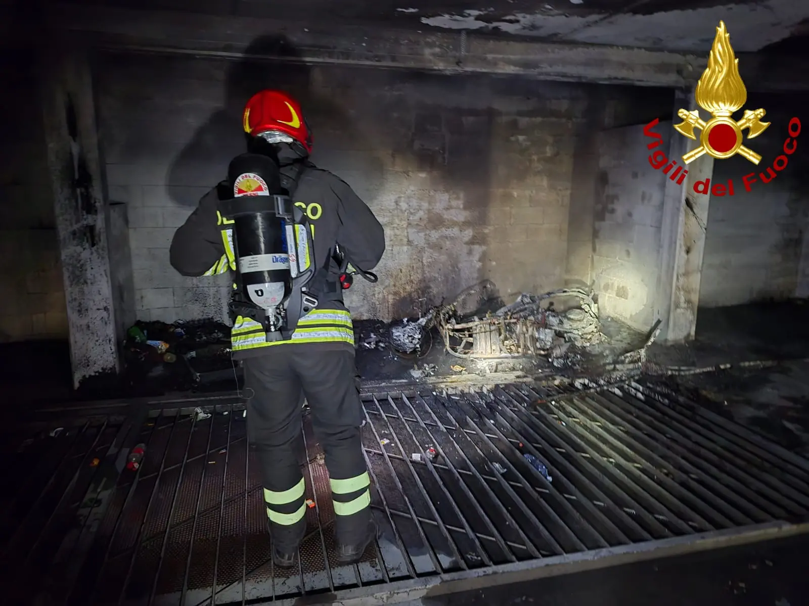 Terni, incendio in un garage