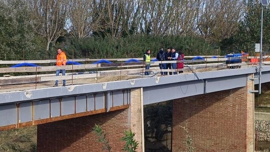 Operai al lavoro per le prove di carico del Ponte della Casanova