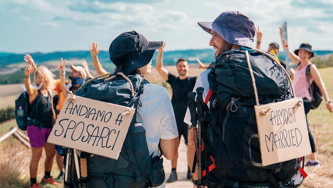 L’influencer e la Francigena, nozze con lo zaino in spalla. “Un’esperienza unica”