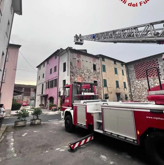 L'intervento dei vigili del fuoco a Lucca