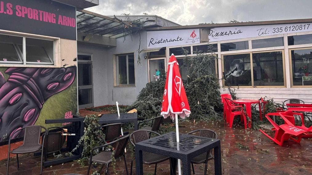 L’albero è caduto sulla pizzeria di Badia, molto frequentata dai cittadini della zona