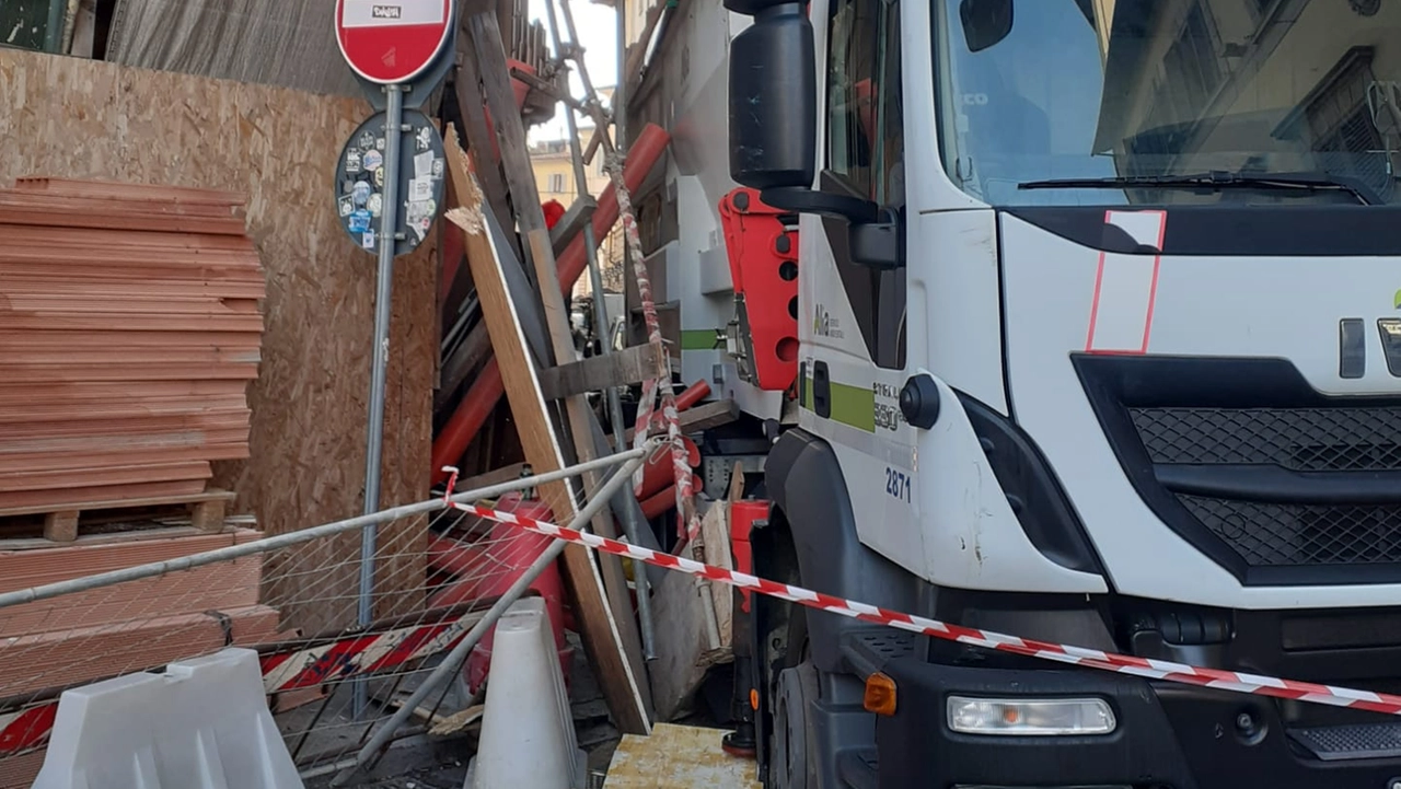 Camion contro l'impalcatura in via del Melarancio, sul posto la polizia municipale. La strada è rimasta chiusa per consentire le operazioni di messa in sicurezza