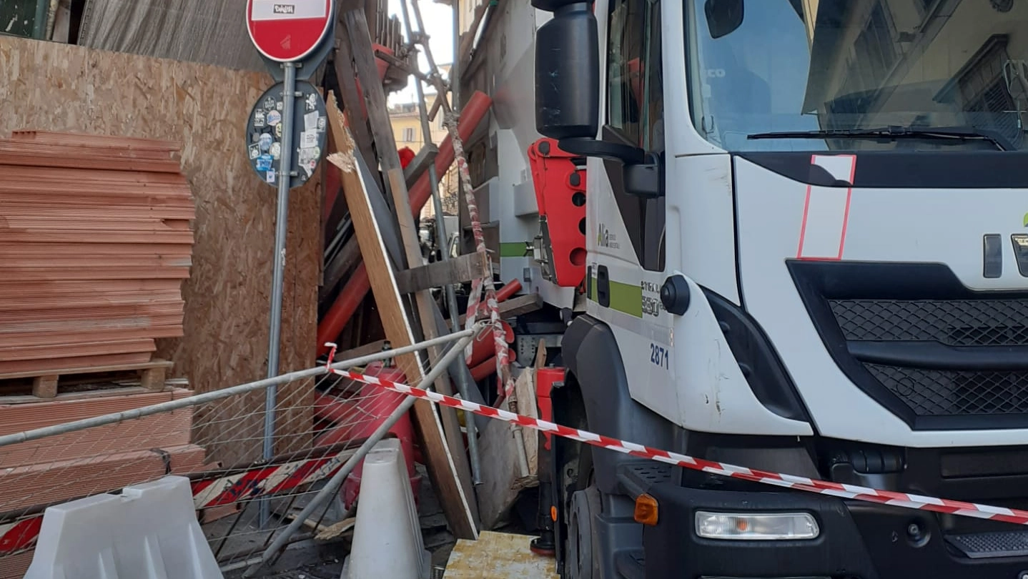 Camion contro l'impalcatura in via del Melarancio, sul posto la polizia municipale. La strada è rimasta chiusa per consentire le operazioni di messa in sicurezza