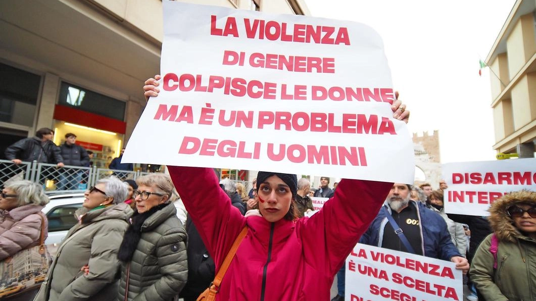 Nella lista delle emergenze sociali c’è anche la violenza di genere che, purtroppo, non accenna a diminuire (foto d’archivio)