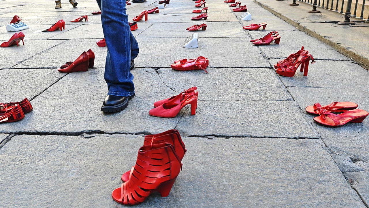 Scarpe rosse, simbolo del no alla violenza contro le donne