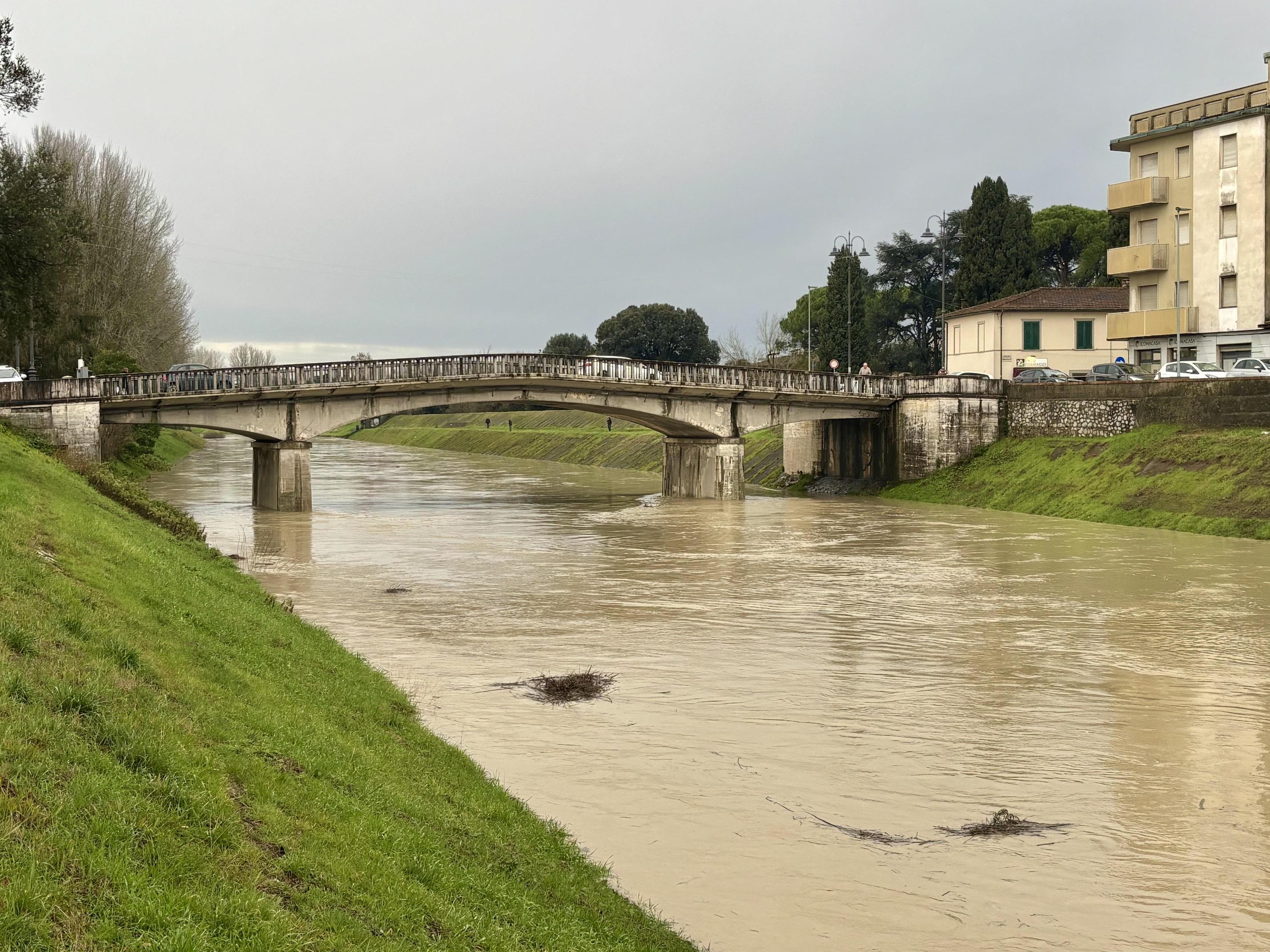 La lunga notte di piogge. Fiumi gonfi e smottamenti. Le criticità in Valdera