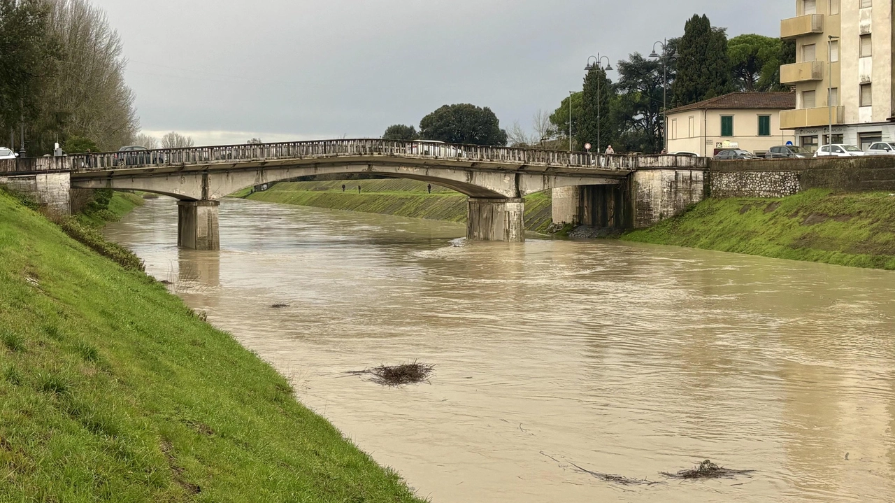 Il ponte Napoleonico sull’Era ieri mattina durante le ore di piena. Sotto, l’esondazione a Ponsacco