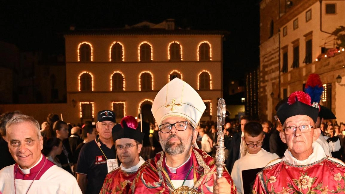 Una passata edizione della Luminara di Santa Croce (foto Alcide)