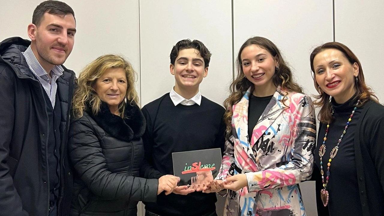 Premio Insieme a due giovani promesse del mondo dello spettacolo: Francesco Perlamagna (15 anni) e Ginevra Mantovani (17 anni), ballerini...