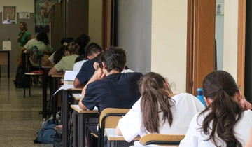 Maturità, arriva la polizia: i miti da sfatare. Uno studente su quattro pensa di poter tenere con sé il telefono