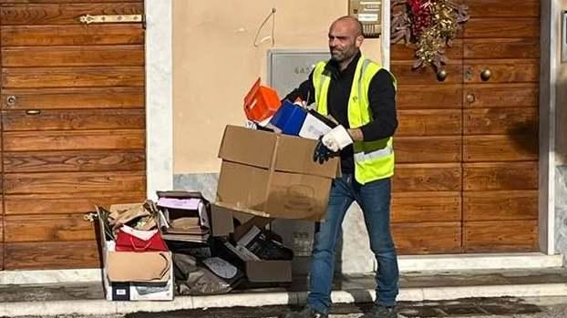 Uno degli operatori Ersu che è stato impegnato a ripulire le strade dai cumuli di carta dovuti all’erroneo conferimento