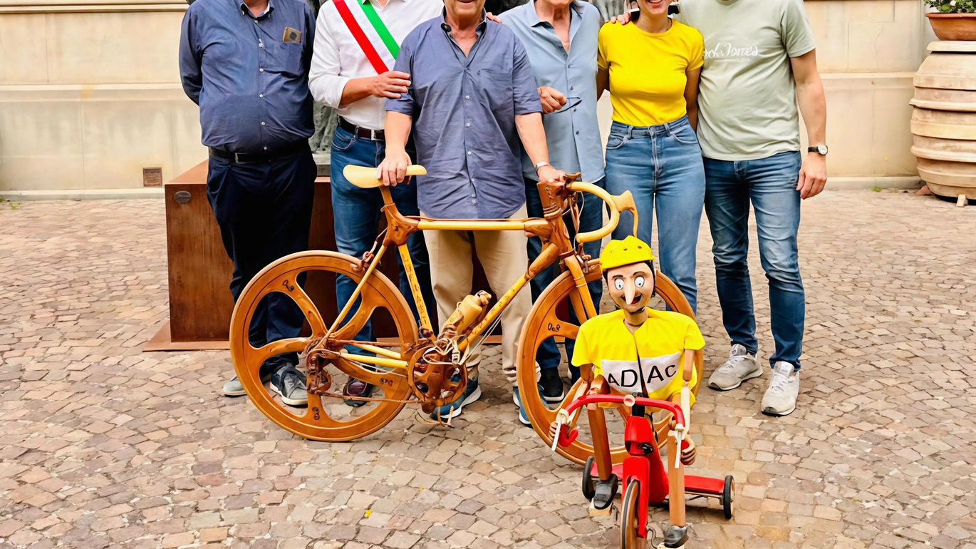 Il Tour de France si lega al Valdarno. Bici in legno automatiche in piazza