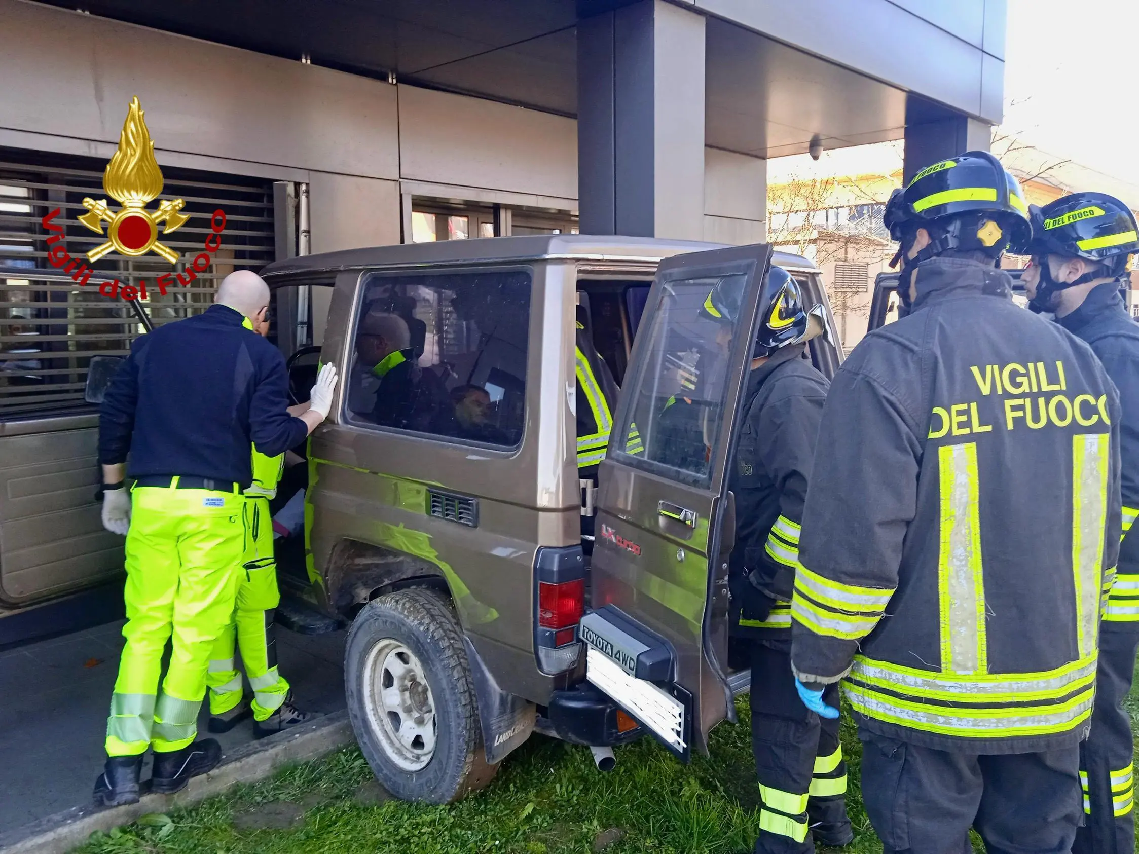 Fuoristrada si schianta contro un edificio, donna trasportata in ospedale