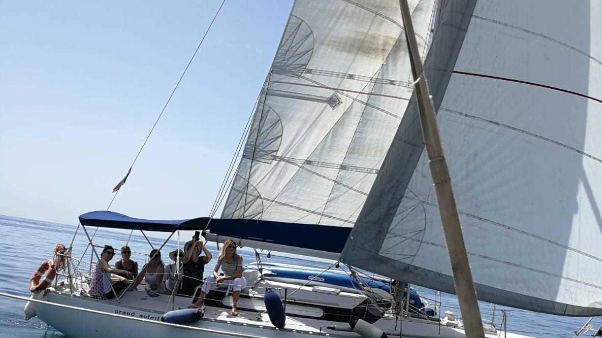 Una giornata in mare e in barca a vela con le donne di ’Una vela per la rinascita’ che da anni. propone velaterapia alle pazienti oncologiche e non solo