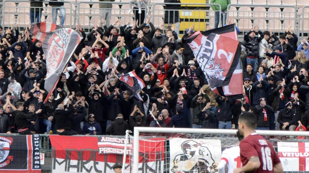 I tifosi biancorossi preferiscono una partenza senza che la squadra abbia i riflettori puntati addosso