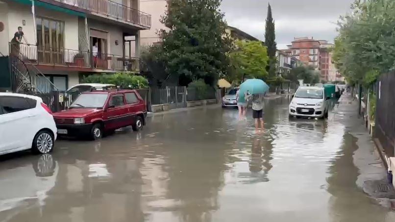 Nubifragi e allagamenti, persone in strada a Campi Bisenzio. Torna l’incubo