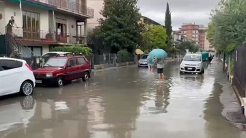 Temporali e allagamenti, persone in strada a Campi Bisenzio. Problemi alle fogne, torna l’incubo