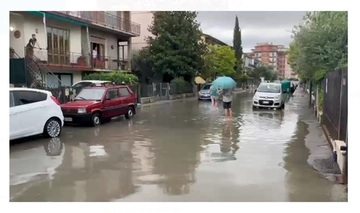 Temporali e allagamenti, persone in strada a Campi Bisenzio. Problemi alle fogne, torna l’incubo