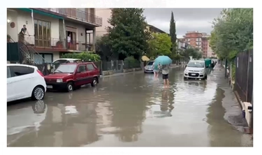 Temporali e allagamenti, persone in strada a Campi Bisenzio. Problemi alle fogne, torna l’incubo