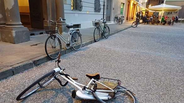 Un lettore ci segnala la situazione che riguarda le biciclette in piazza del Giglio, inviandoci anche una foto. “Da quando...