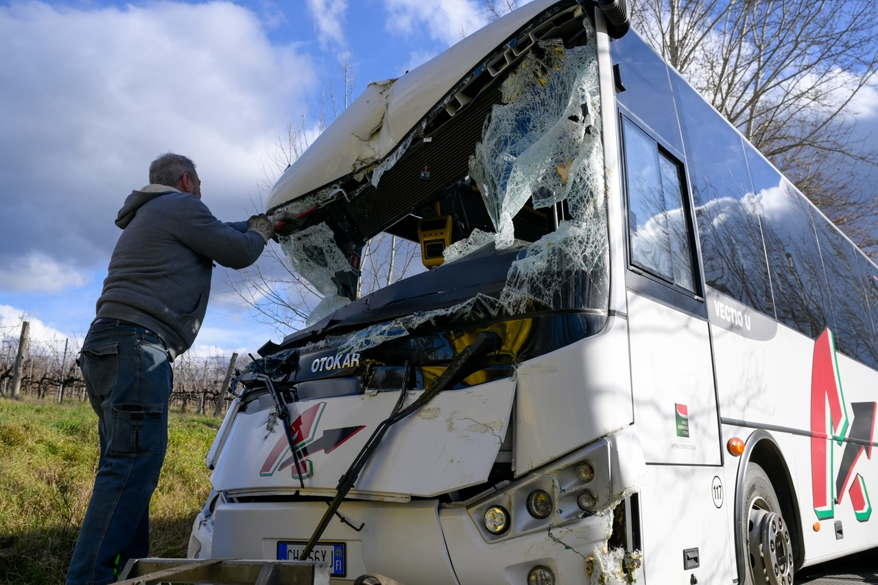 Lo scuolabus distrutto dall'albero che ha ceduto (Fotocronache Germogli)