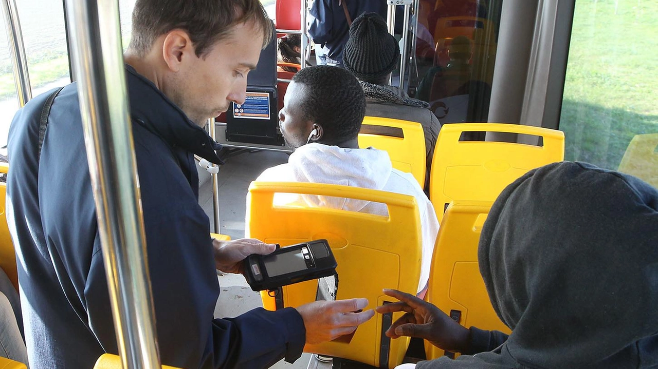 “Mia figlia 16enne multata sul bus con il biglietto“