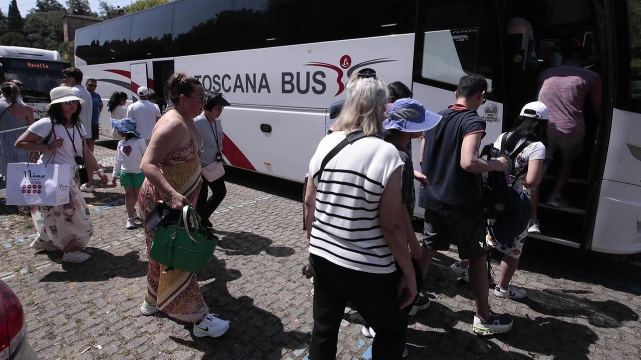 Il nuovo servizio di navette che portano a San prospero. i turisti arrivati a Siena