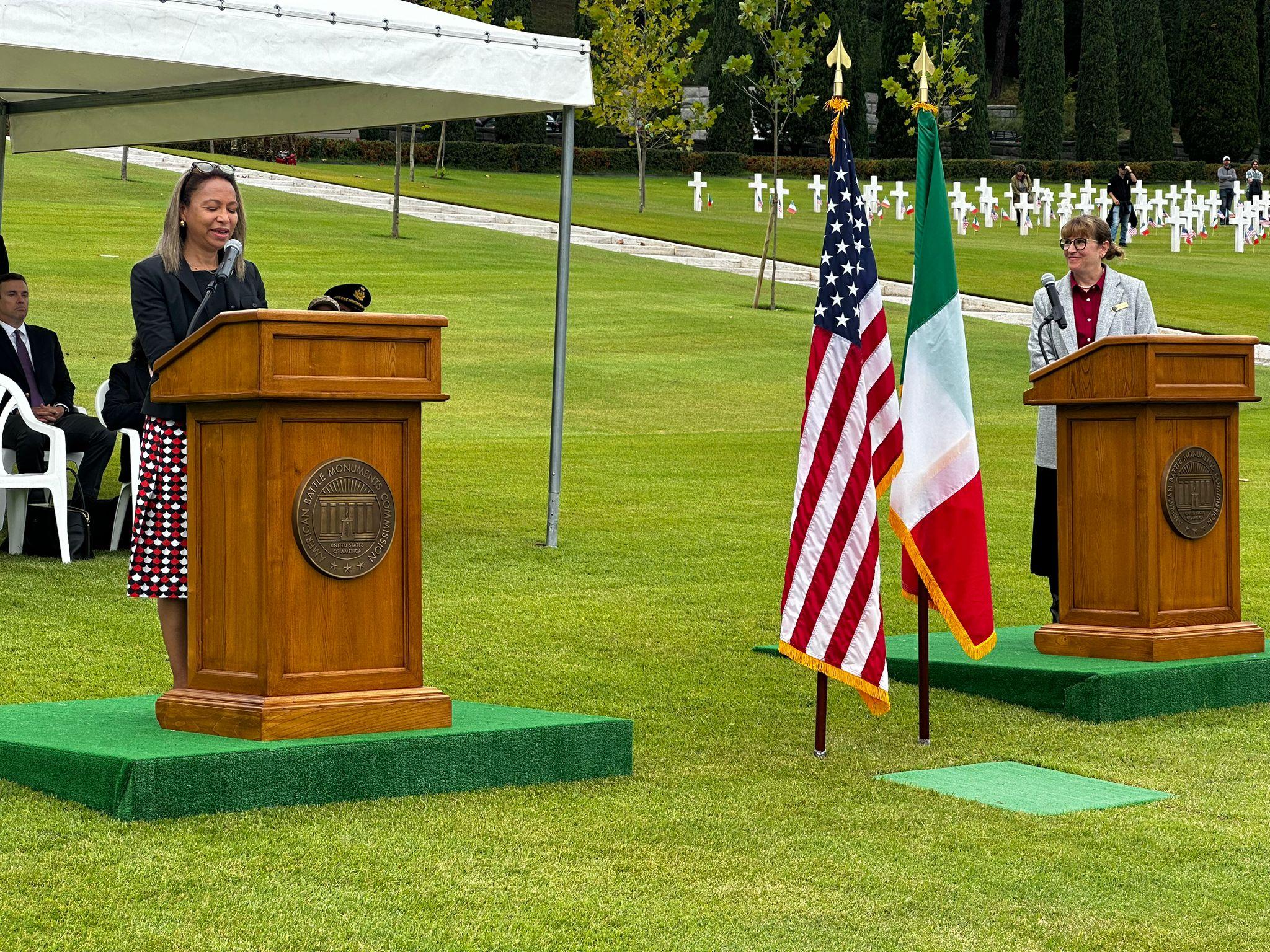 https://www.lanazione.it/image-service/view/acePublic/alias/contentid/YjgzYWIxMTQtNGY1Ni00/0/la-console-usa-a-firenze-daniela-ballard-con-la-sovrintendente-del-cimitero-usa-eryth-zech.jpeg