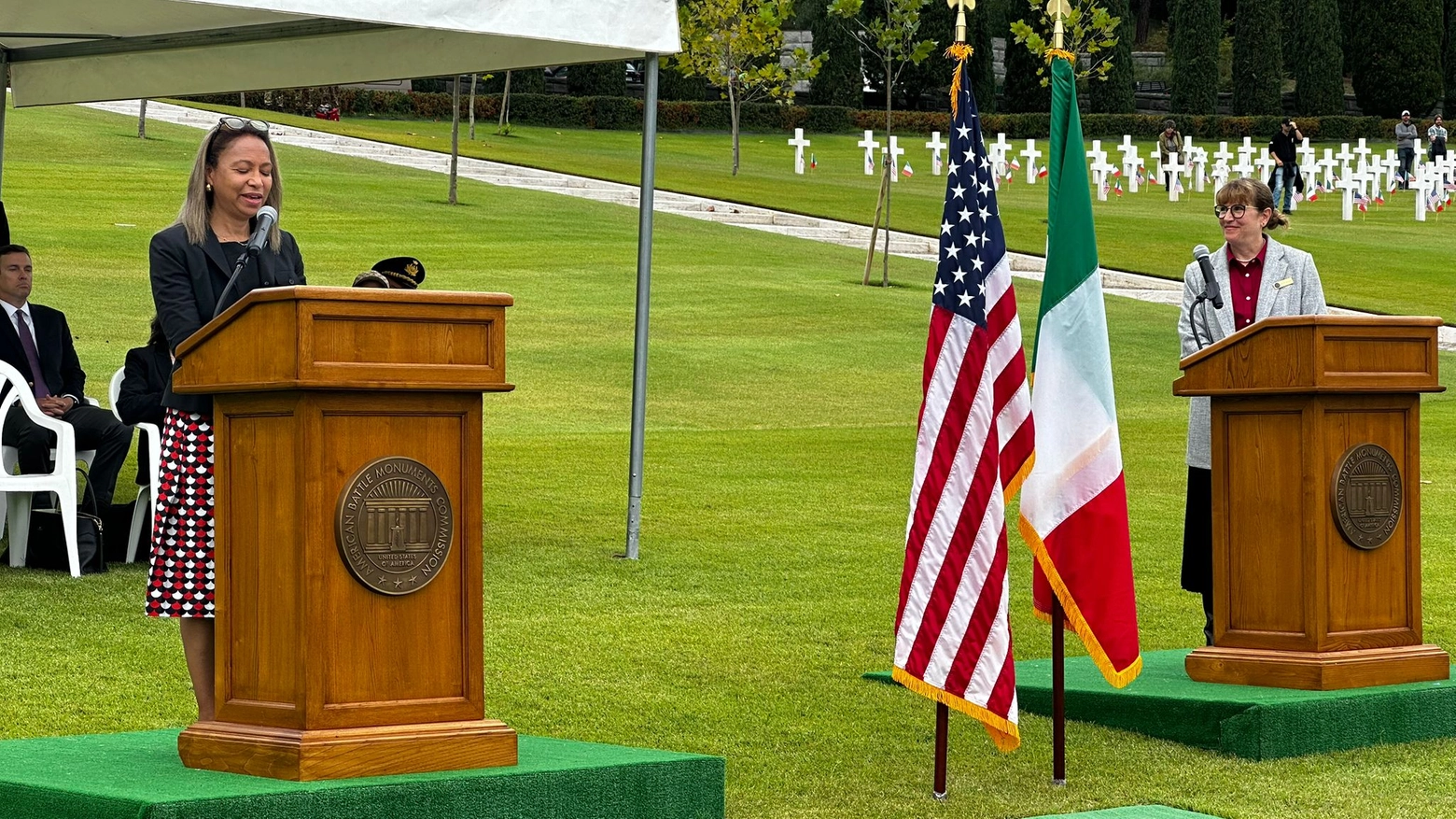 La console usa a Firenze Daniela Ballard con la Sovrintendente del cimitero usa Eryth Zech