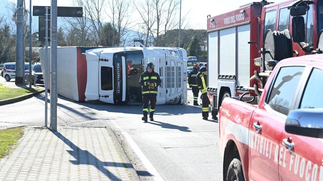 Non sono chiare le cause dell’incidente, l’autista estratto dai vigili del fuoco .