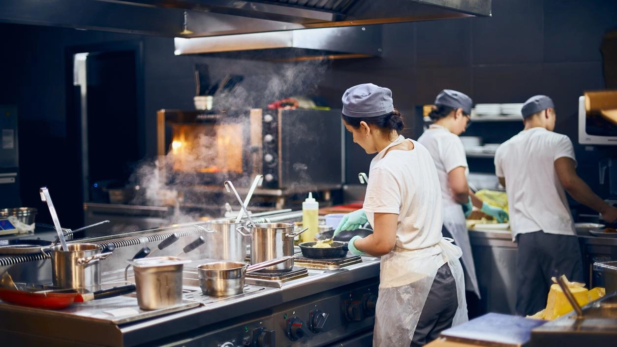 Si lavora con professionalità e velocità in una cucina di un ristorante