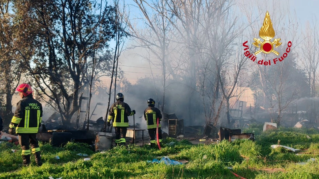 I vigili del fuoco durante l'intervento in via dell'Argingrosso, dove si è sviluppato l'incendio