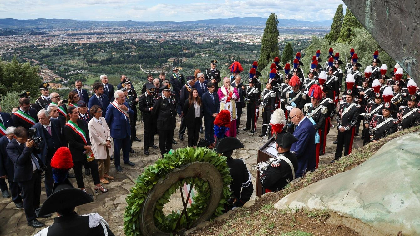 I Martiri di Fiesole: "Io nata dal sacrificio dei carabinieri". L’abbraccio di Crosetto