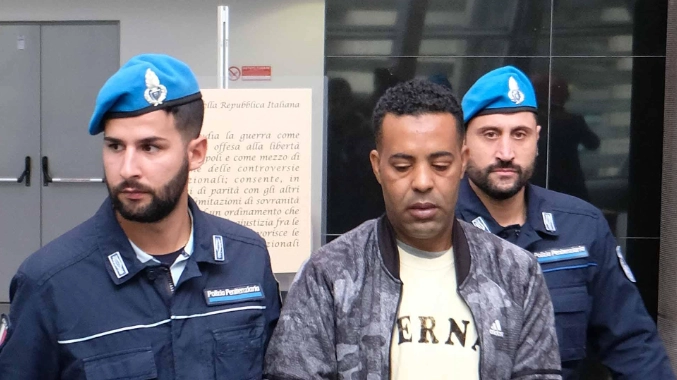 Jawad Hicham con gli agenti della penitenziaria. In Appello è stato confermato l'ergastolo