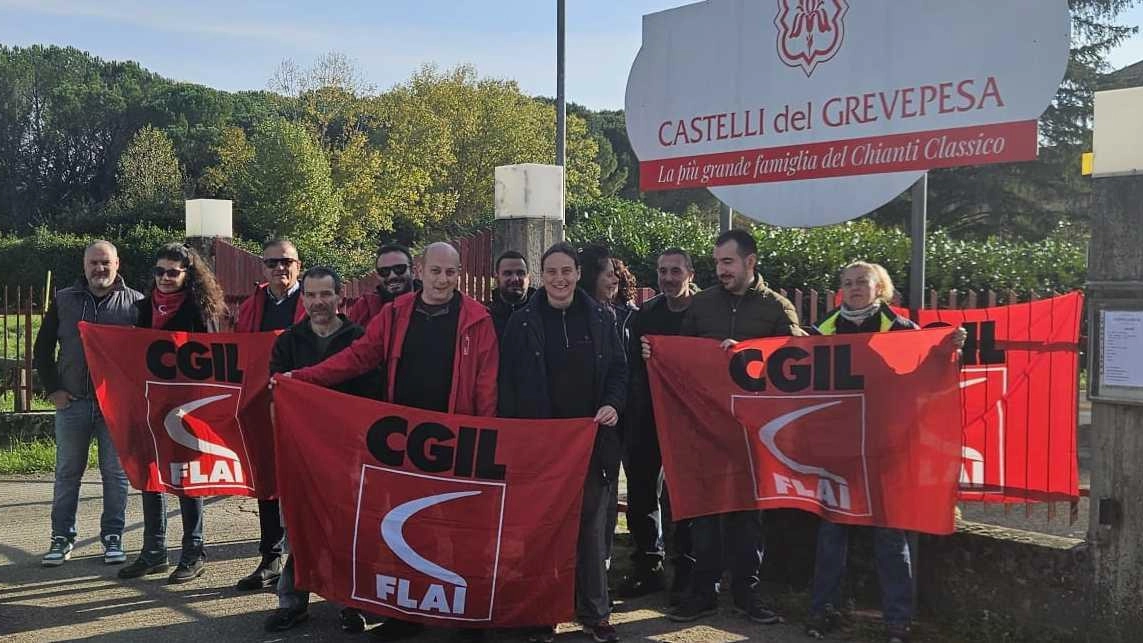 Il presidio di protesta dei lavoratori di Grevepesa a rischio licenziamento