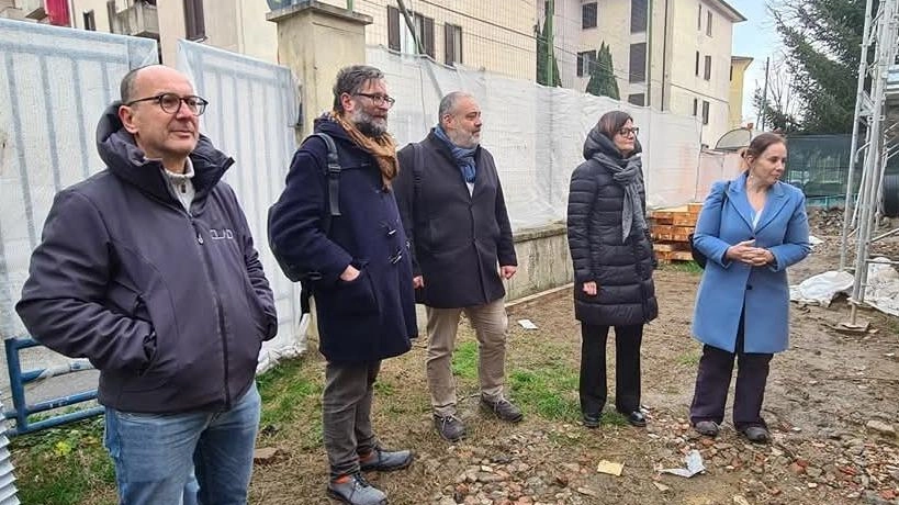 Il sindaco Vadi insieme ai tecnici per verificare lo stato dei lavori al polo scolastico