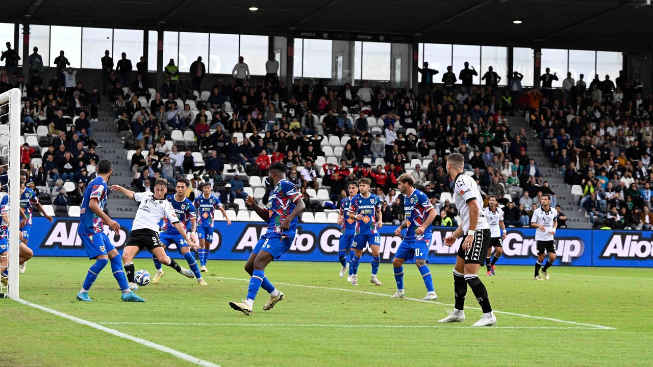 Francesco Pio Esposito insacca da pochi metri il gol che regala 3 punti allo Spezia