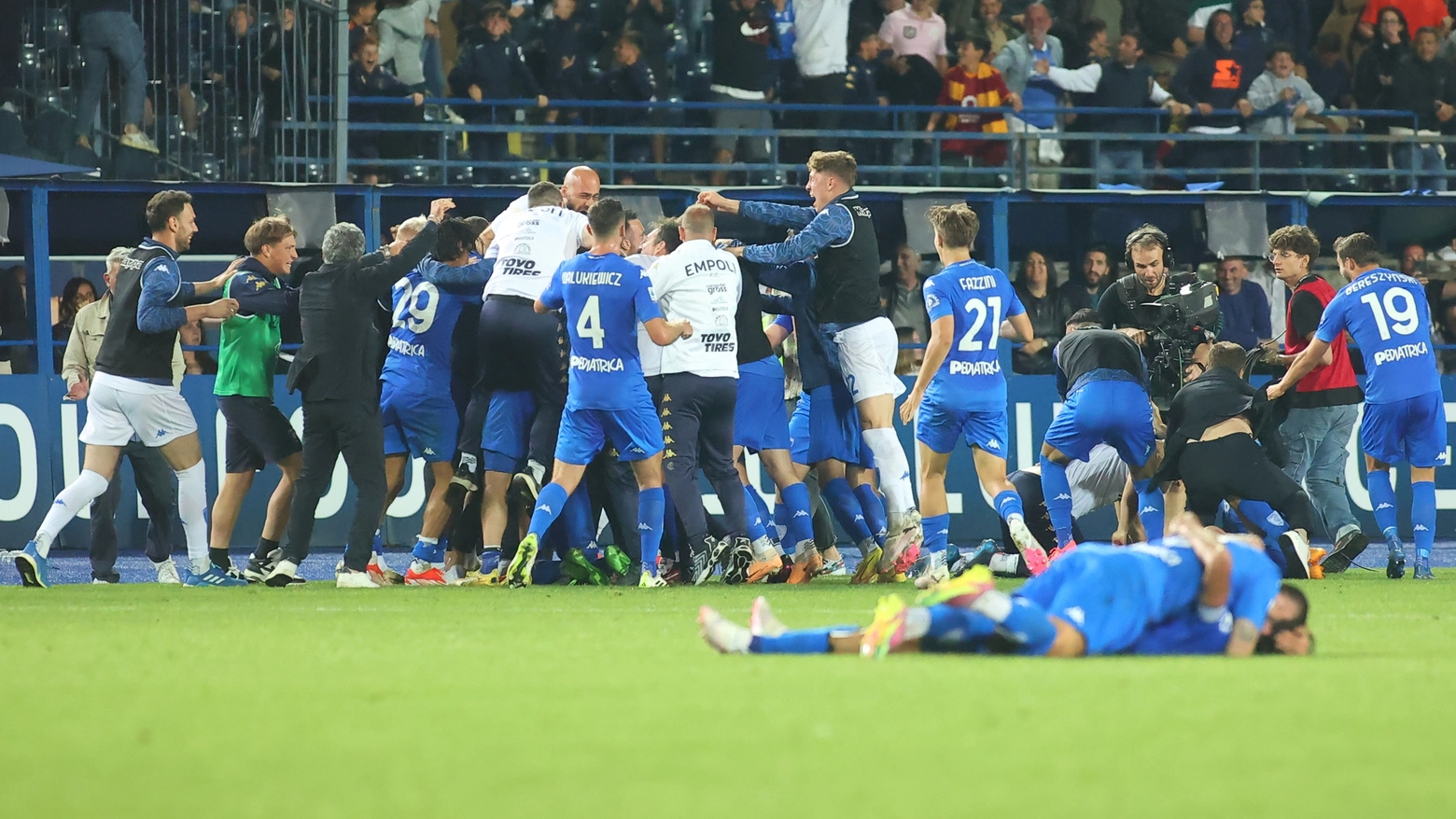 La gioia dell'Empoli dopo il gol-salvezza (foto Tommaso Gasperini/Germogli)