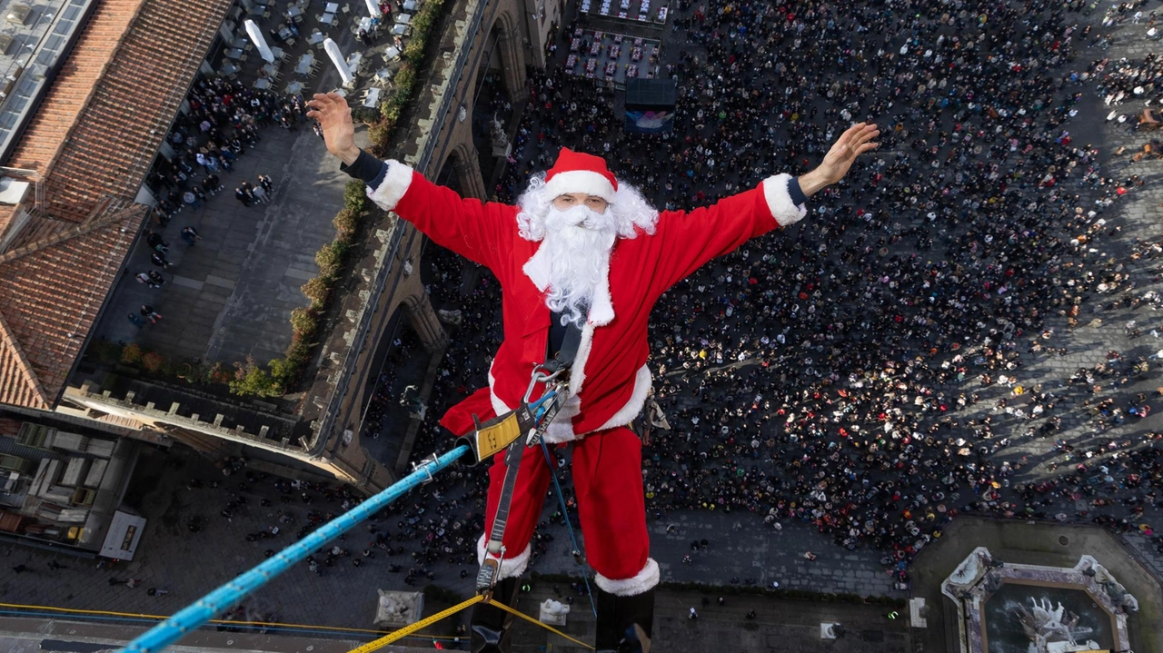 Tradizionale calata lungo la facciata di Palazzo Vecchio per gli auguri alla città