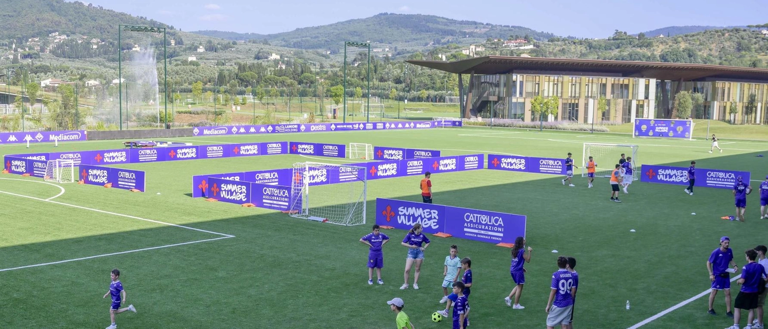 La Fiorentina torna ad allenarsi al Viola Park con Ikoné e Comuzzo, ma senza Lucchesi. Seduta caratterizzata da esercizi e partitella in famiglia. Prossimi arrivi attesi dal mercato. Barak sarà il primo Nazionale a rientrare, seguito da Gonzalez e Quarta.